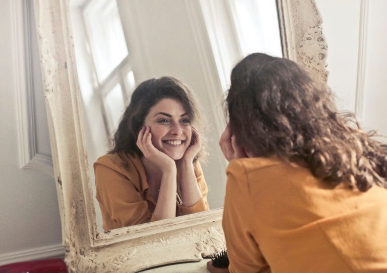 Mit sich selbst zufrieden sein.