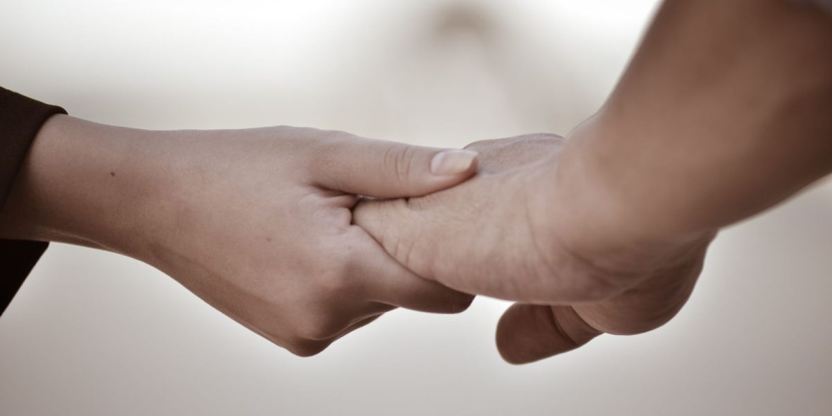Eine Hand greift die andere Hand