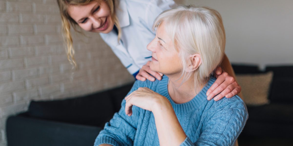 junge Frau kümmert sich um ihre Mutter