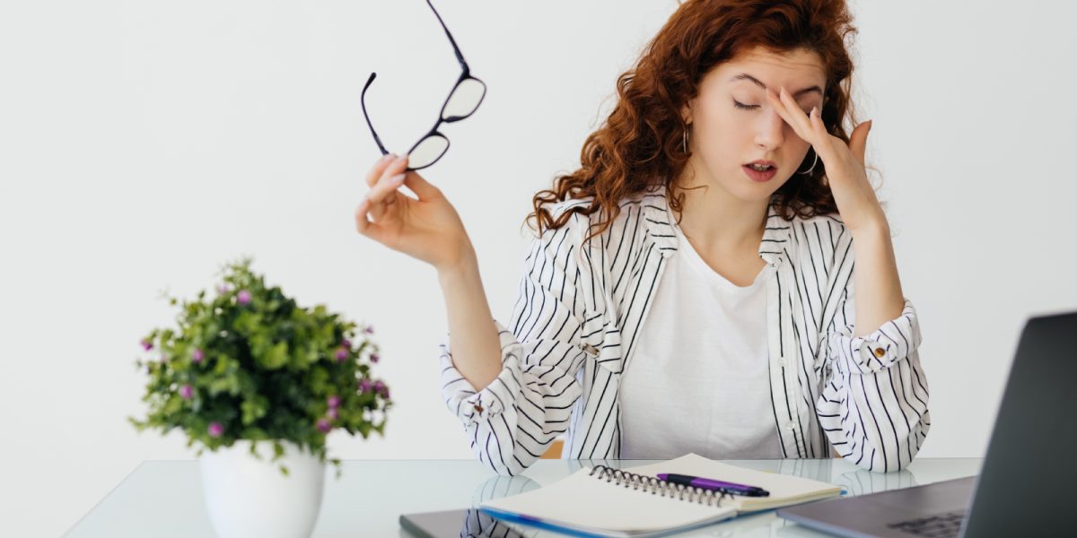 Frau erschöpft am arbeiten