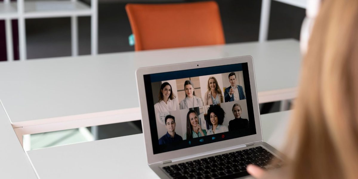 Laptop Bildschirm mit verschwommenem Video Call im Hintergrund