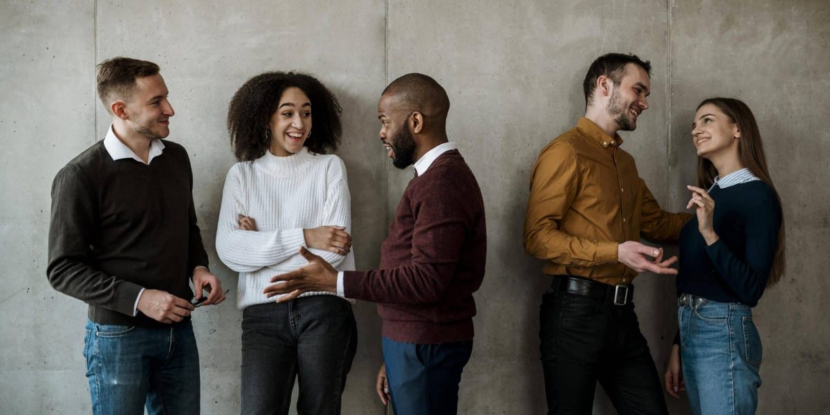 leute-die-vor-einem-treffen-miteinander-reden-2048x1121